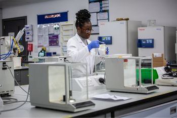 Student experiment in college lab